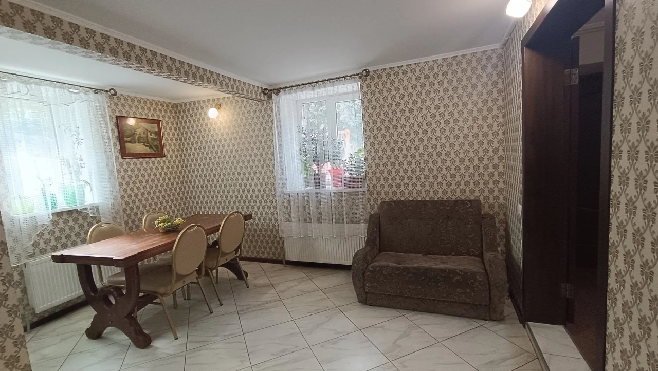 Сучасний будинок у Чугуєві з ландшафтним двором