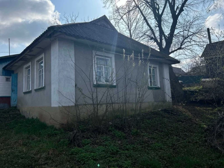 Продається пів будинку в м.Городок.