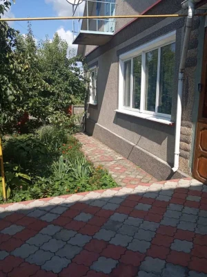 Чудовий затишний будинок, замінені вікна, до зупинки 10 хв.