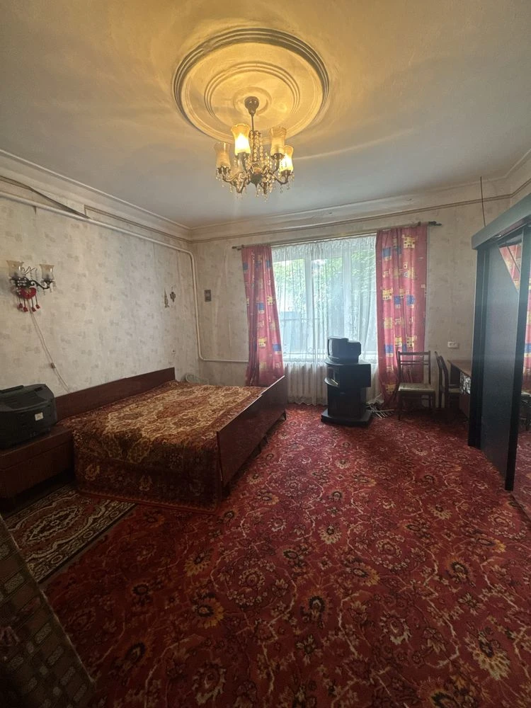 Продається частина будинку в місті