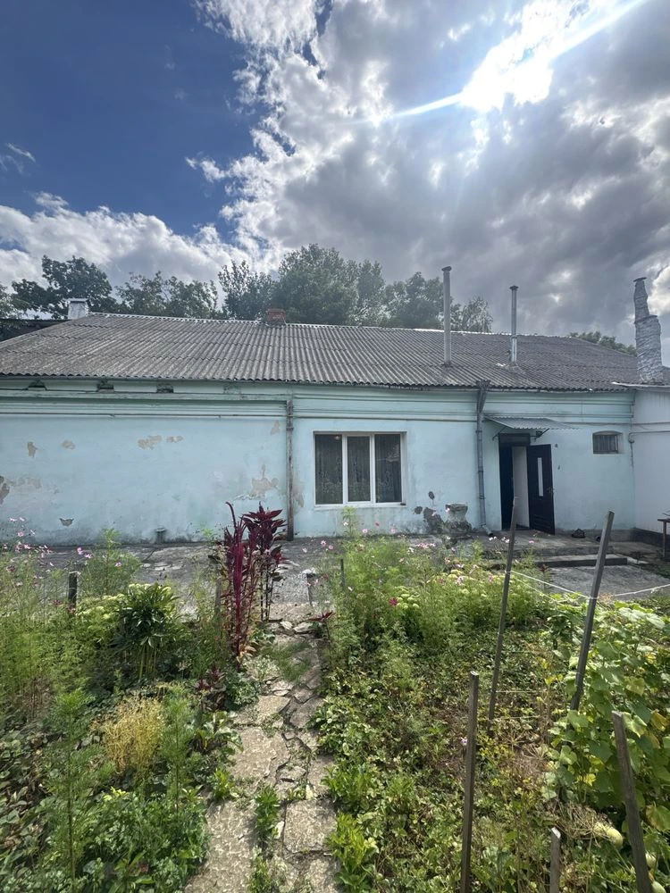 Продається частина будинку в місті