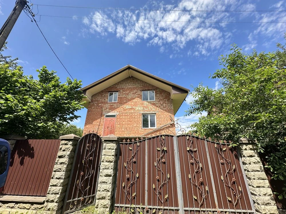 Продам новозбудований будинок в тихому та затишному місці