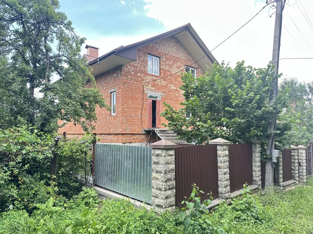 Продам новозбудований будинок в тихому та затишному місці
