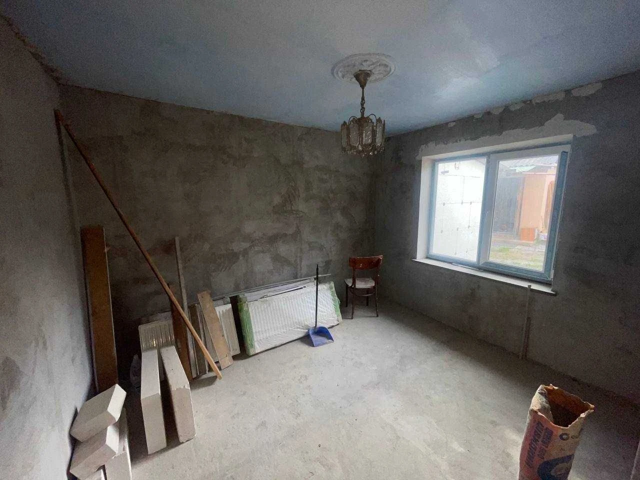 Продається будинку з господарською будівлею. Польські фільва