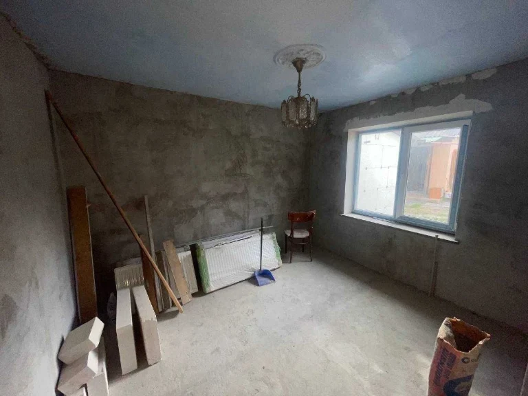 Продається будинку з господарською будівлею. Польські фільва