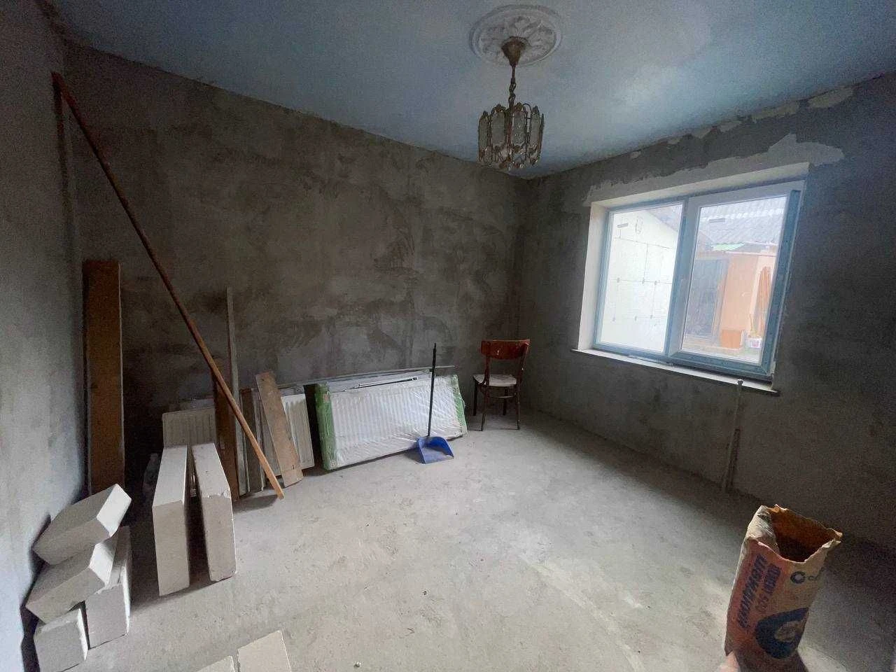 Продається будинку з господарською будівлею. Польські фільва