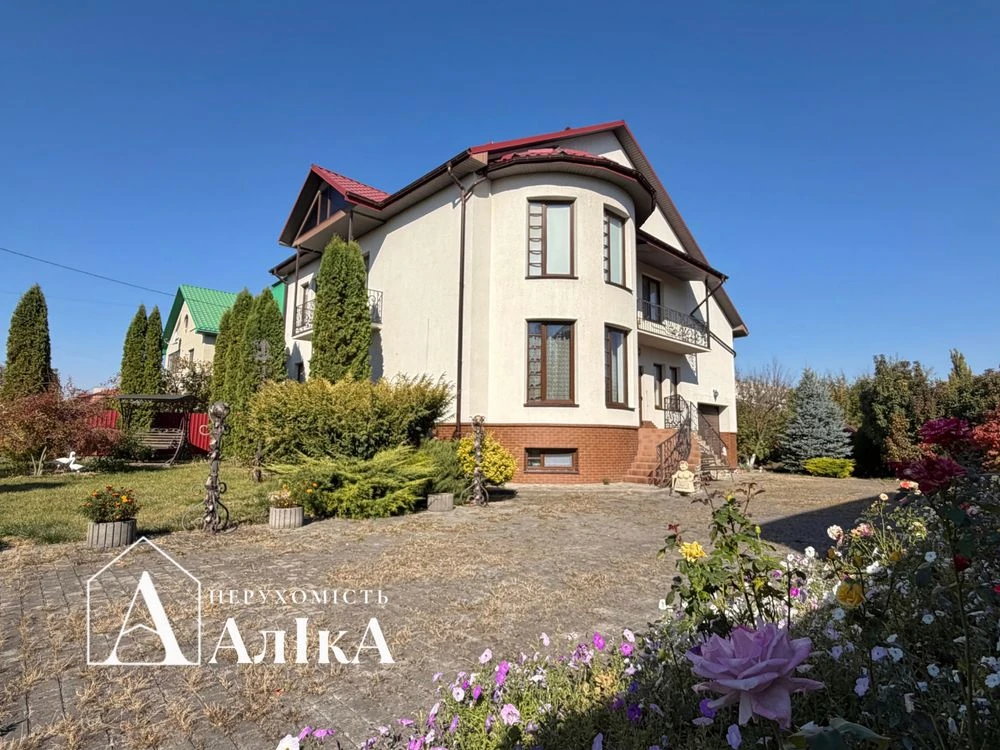 Продам великий вишуканий будинок в затишному місці