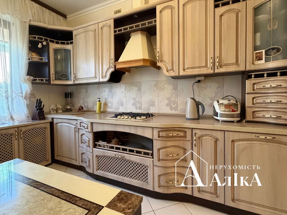 Продам великий вишуканий будинок в затишному місці