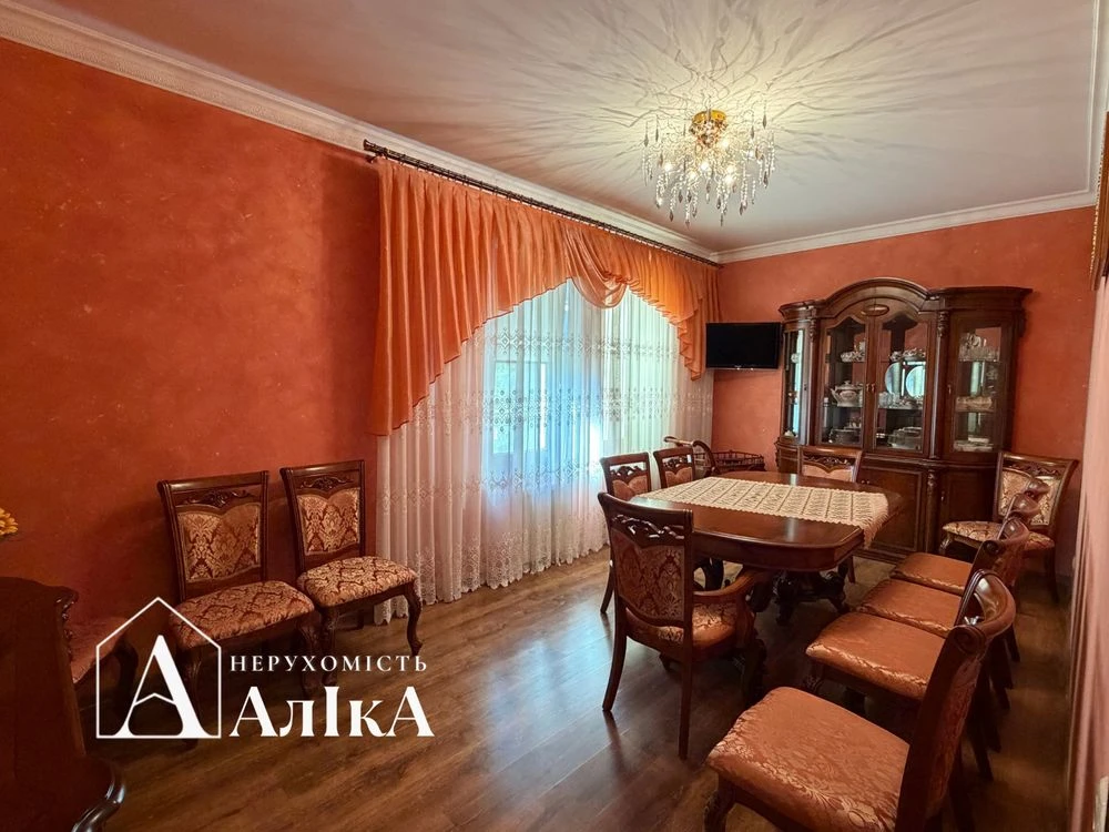 Продам великий вишуканий будинок в затишному місці