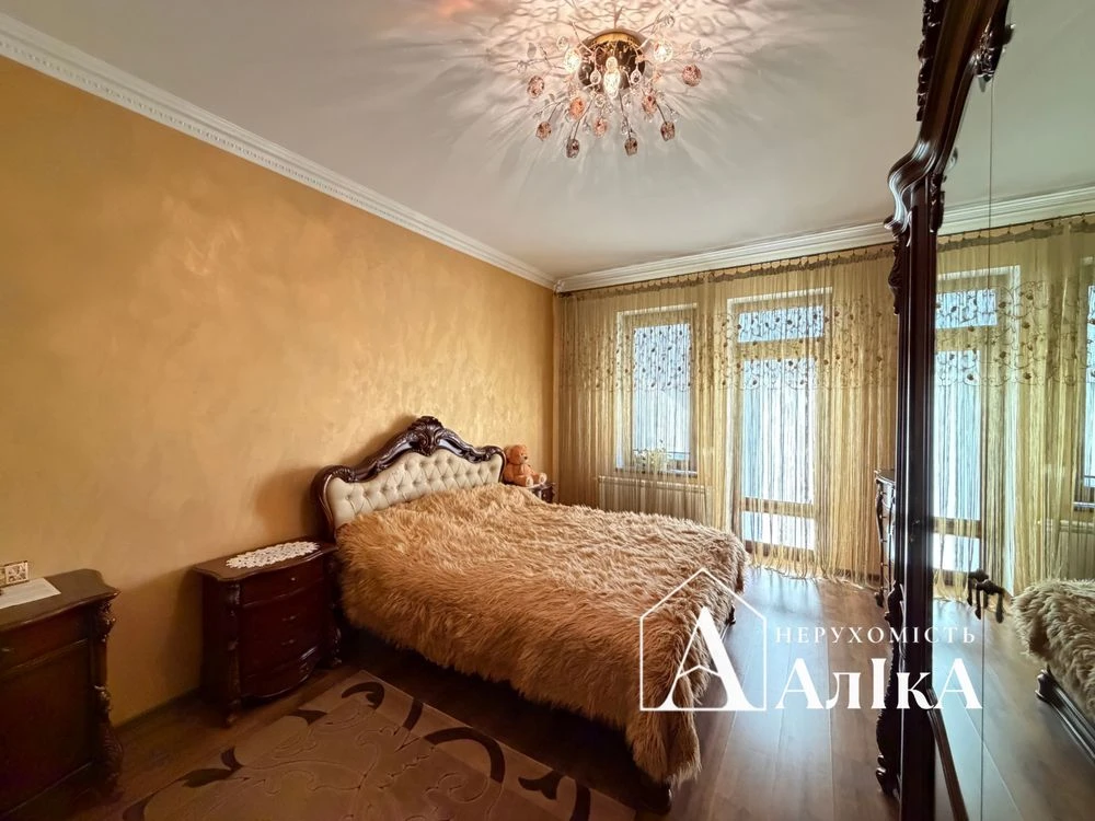 Продам великий вишуканий будинок в затишному місці