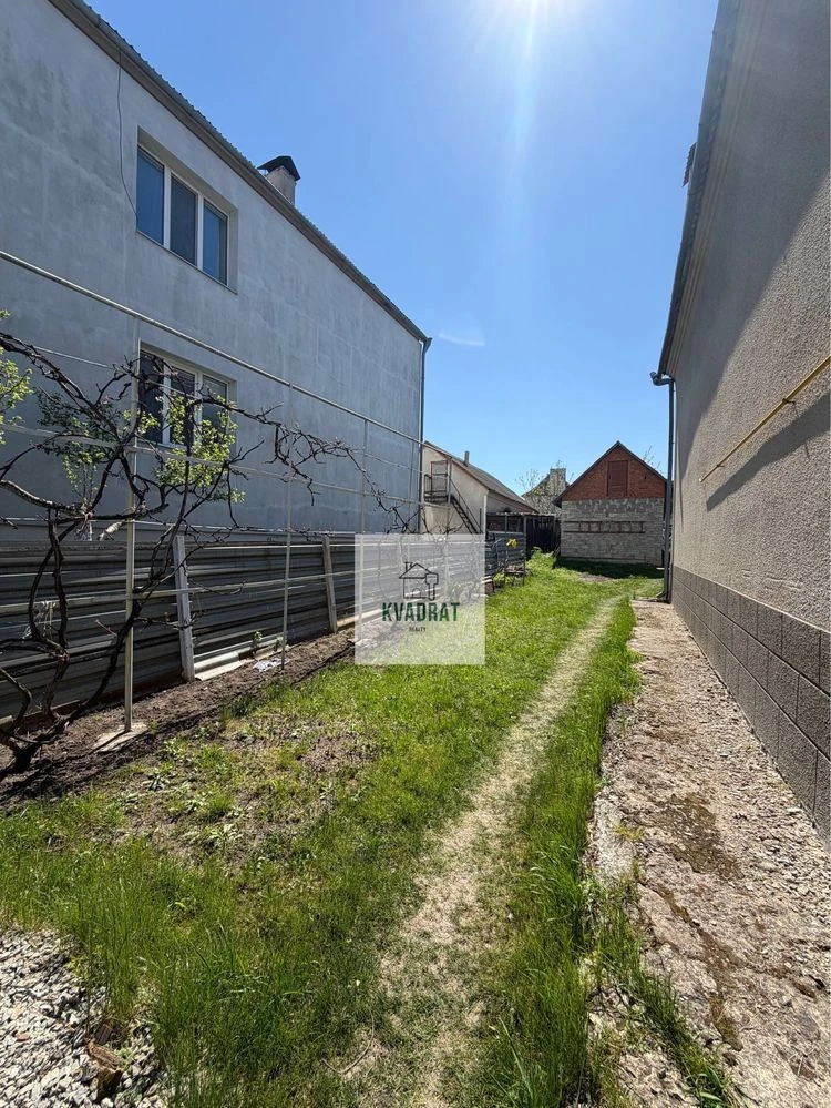 Продам чудовий 2-х поверховий будинок недалеко від центру мі
