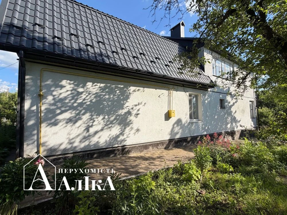 Продам просторий будинок в хорошій локаціі
