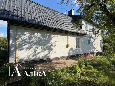 Продам просторий будинок в хорошій локаціі