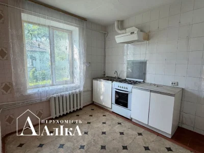 Продам просторий будинок в хорошій локаціі