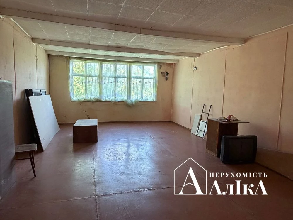 Продам просторий будинок в хорошій локаціі