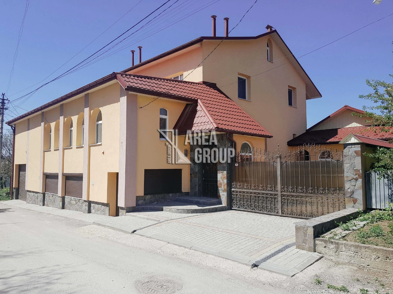 Два будинки на одному подвір'ї