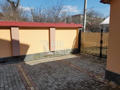 Два будинки на одному подвір'ї