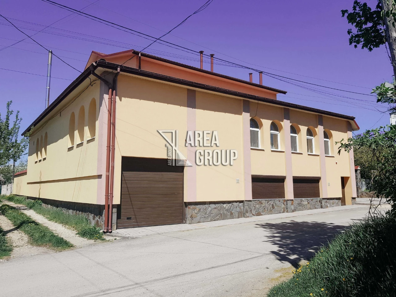 Два будинки на одному подвір'ї