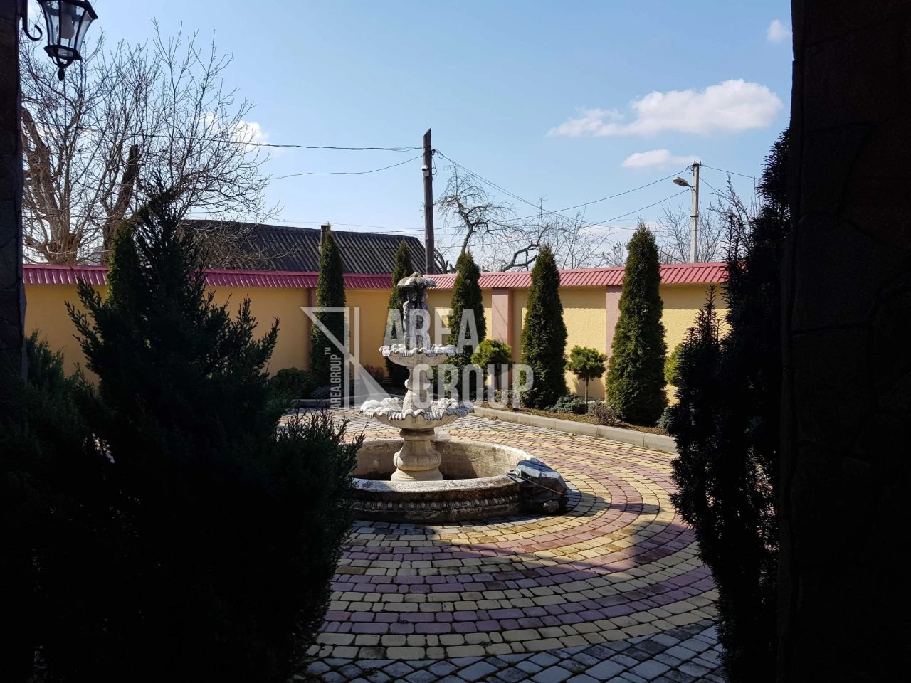 Два будинки на одному подвір'ї