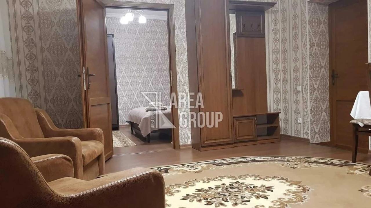 Два будинки на одному подвір'ї