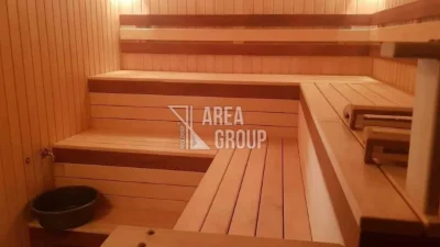 Два будинки на одному подвір'ї