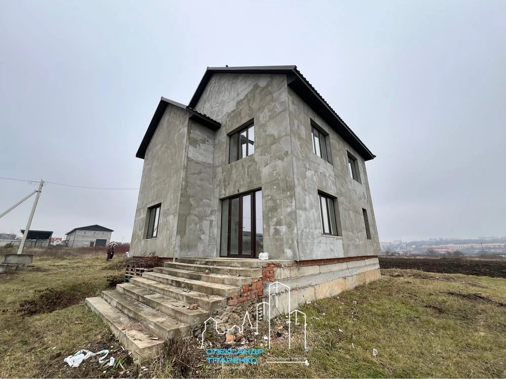 Продам сучасний будинок поруч із містом!