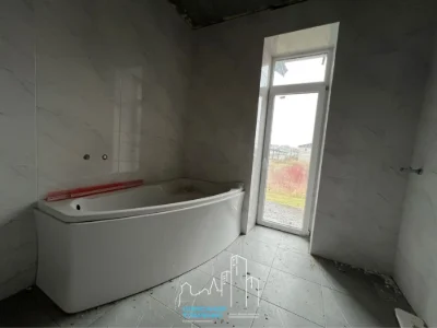 Продам сучасний будинок поруч із містом!