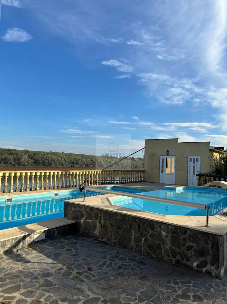 Продам шикарний будинок з басейном. Перша лінія річки Дністе