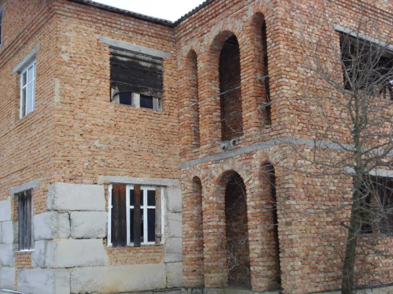 БУДИНОК,  земельна ділянка 30 сот. в мальовничому місці