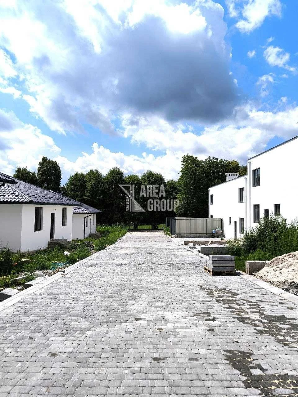 Продаж котеджу з ділянкою. Готовий до оздоблення, тихий райо