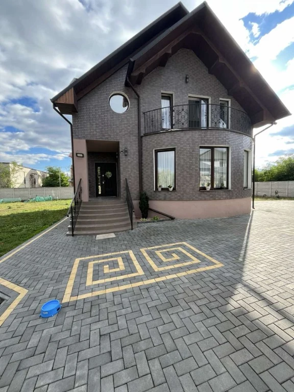 Продаж будинку з найкращим місцерозташовунням.