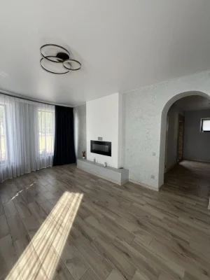 Продаж будинку з найкращим місцерозташовунням.