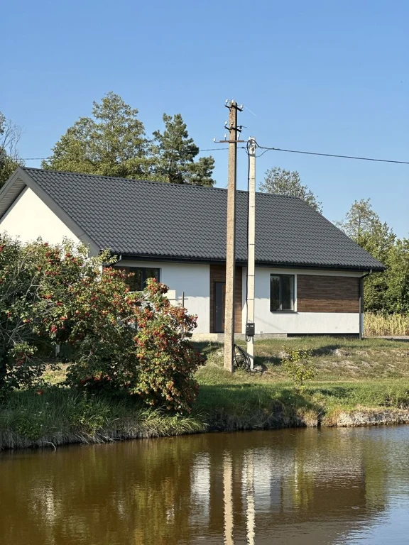 Продаж будинку біля озера та лісу.