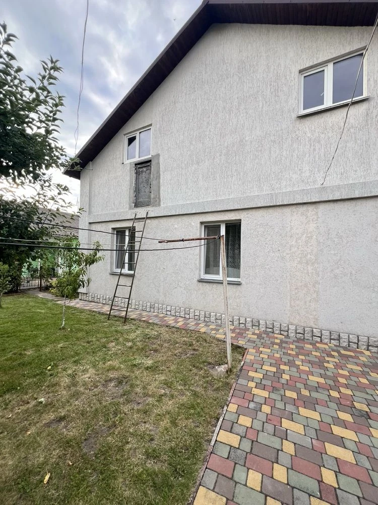 Продаж великого будинку з гарним ремонтом