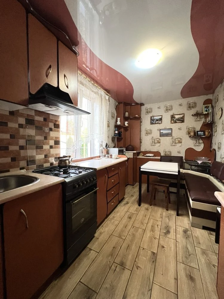 Продаж великого будинку з гарним ремонтом