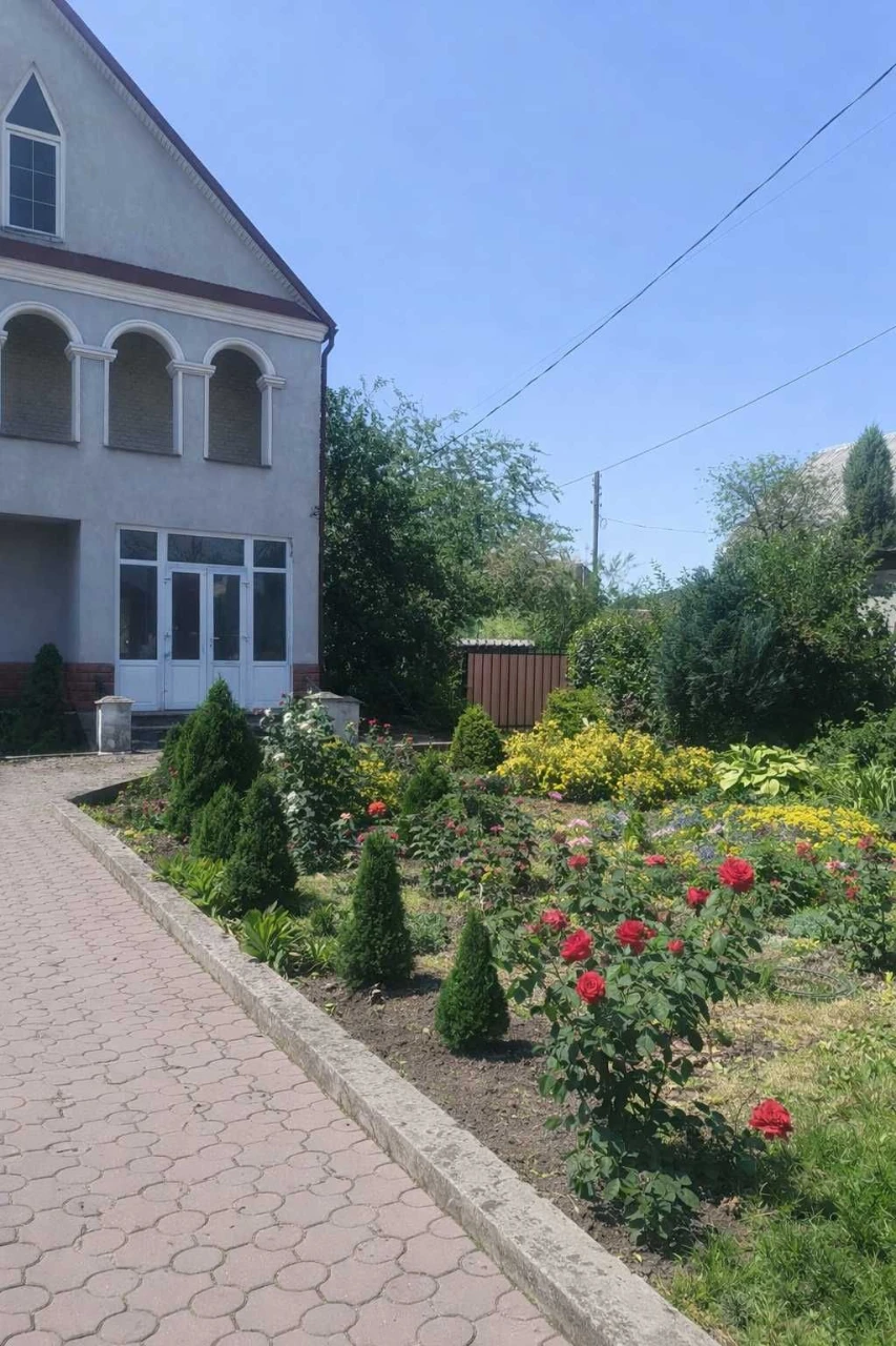 Продам будинок разом з магазином і складом від господаря.  2