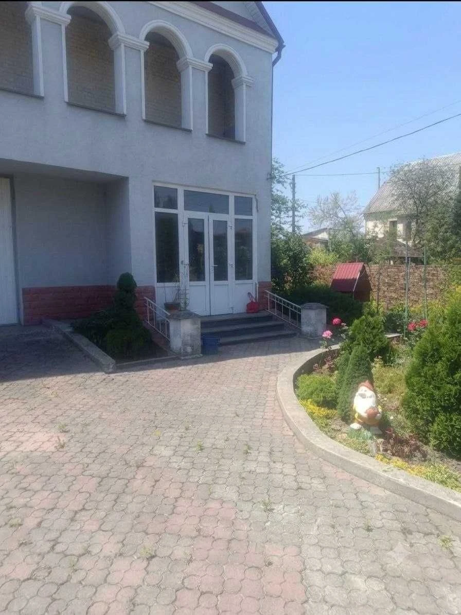 Продам будинок разом з магазином і складом від господаря.  2