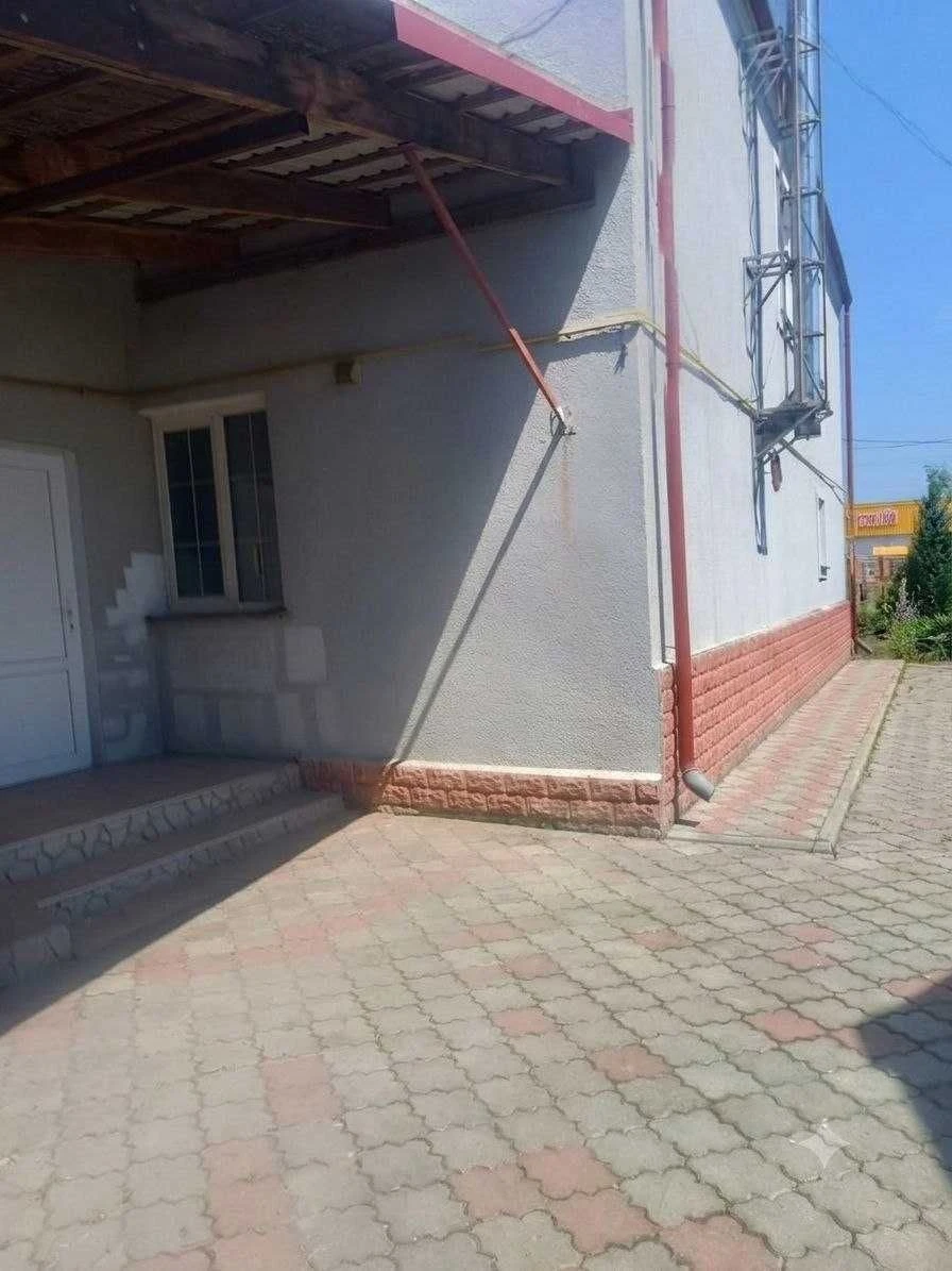 Продам будинок разом з магазином і складом від господаря.  2