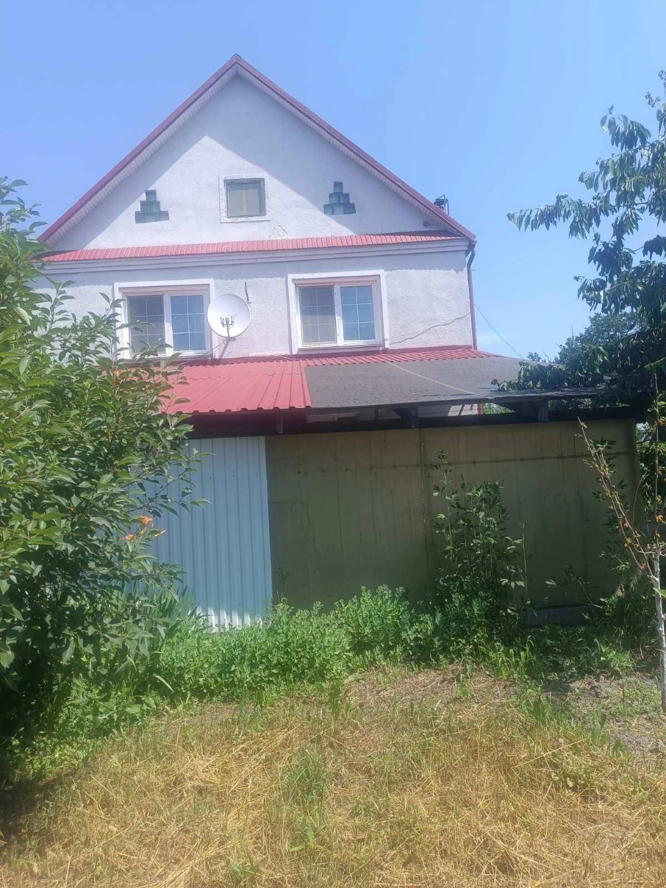 Продам будинок разом з магазином і складом від господаря.  2