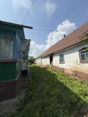 Будинок з ділянкою в селі Попівці