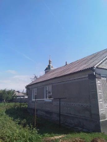Дом .  + Земля 10соток . На центральном  рынке . Можно и под