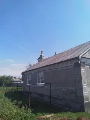 Дом .  + Земля 10соток . На центральном  рынке . Можно и под