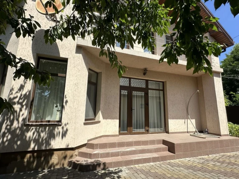 Затишний будинок доглянута територія, меблі залишаються! 435
