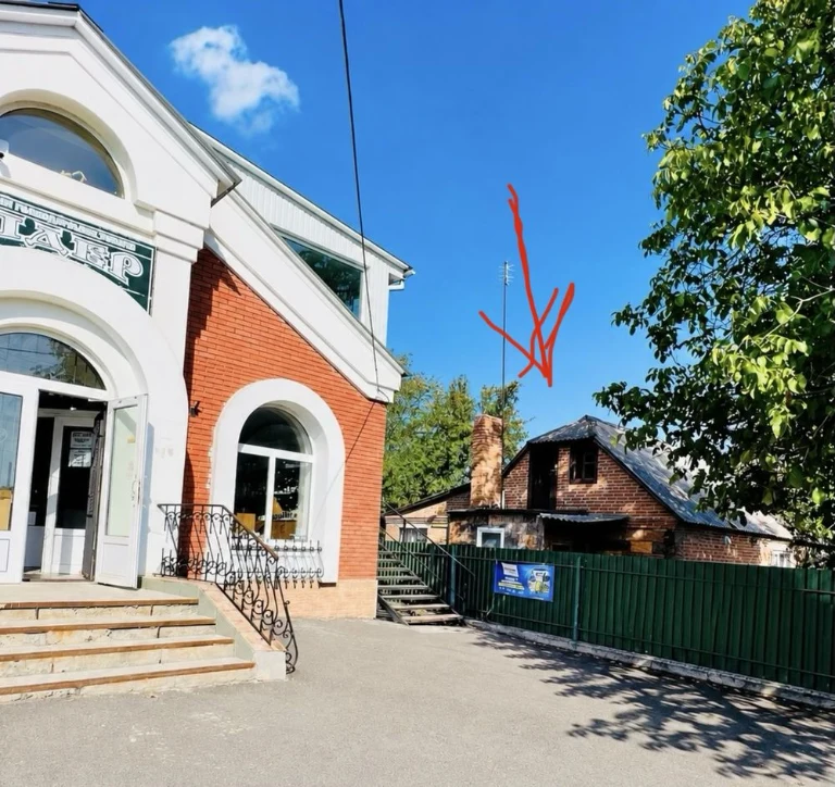 Продається будинокта земельна ділянка в центрі( Red Line) м.