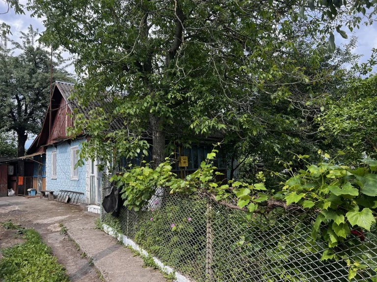 Продам хату у селі Городище з дуже хорошою тиреторією