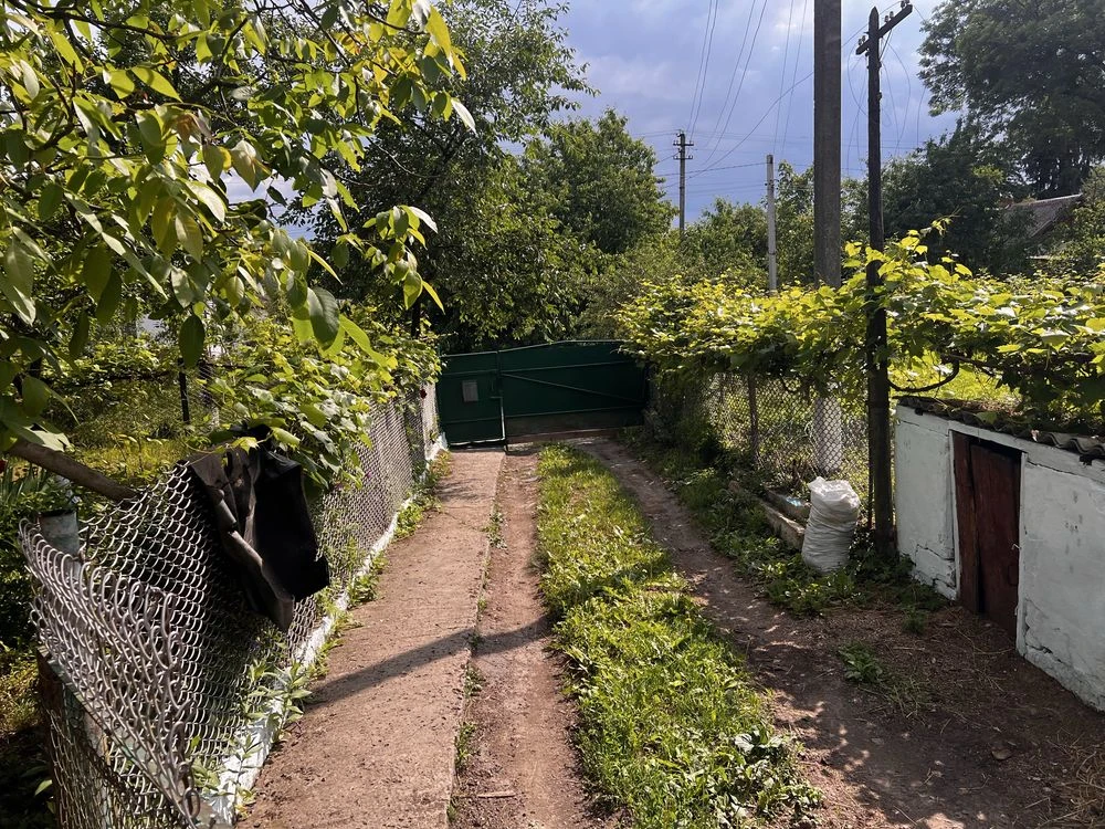 Продам хату у селі Городище з дуже хорошою тиреторією