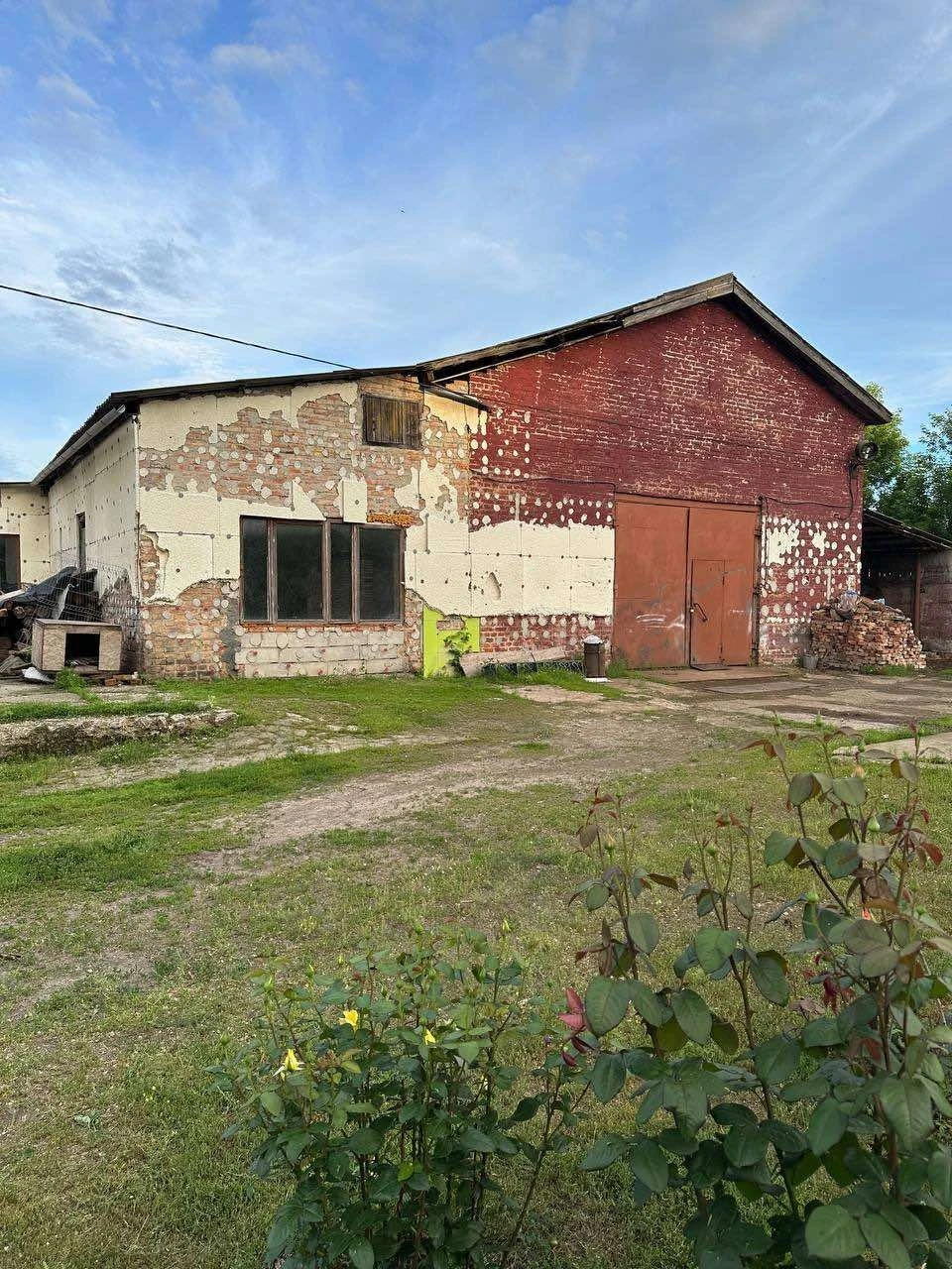 Продається просторе домоволодіння з цехом, великим двором, с