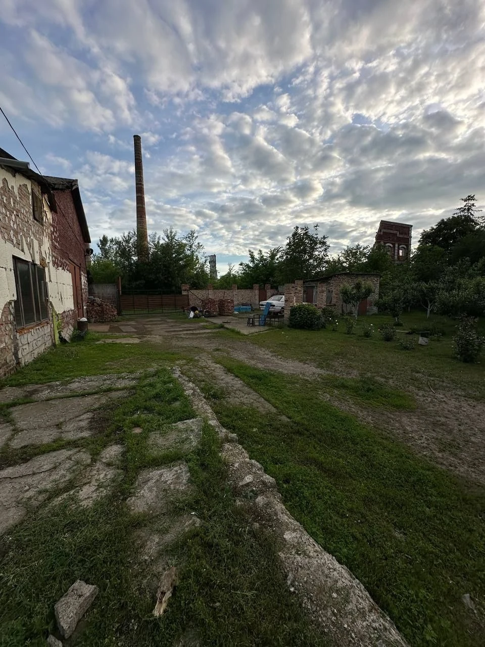 Продається просторе домоволодіння з цехом, великим двором, с