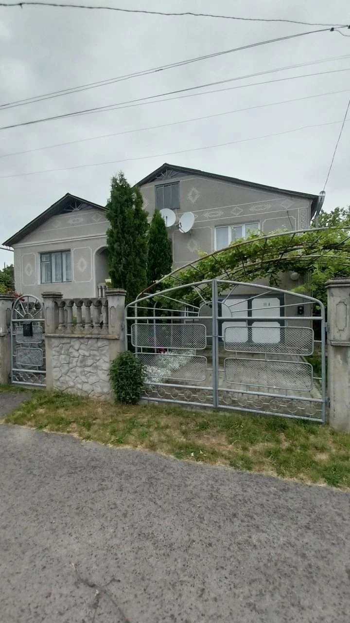 Продаж двоповерхового будинку.