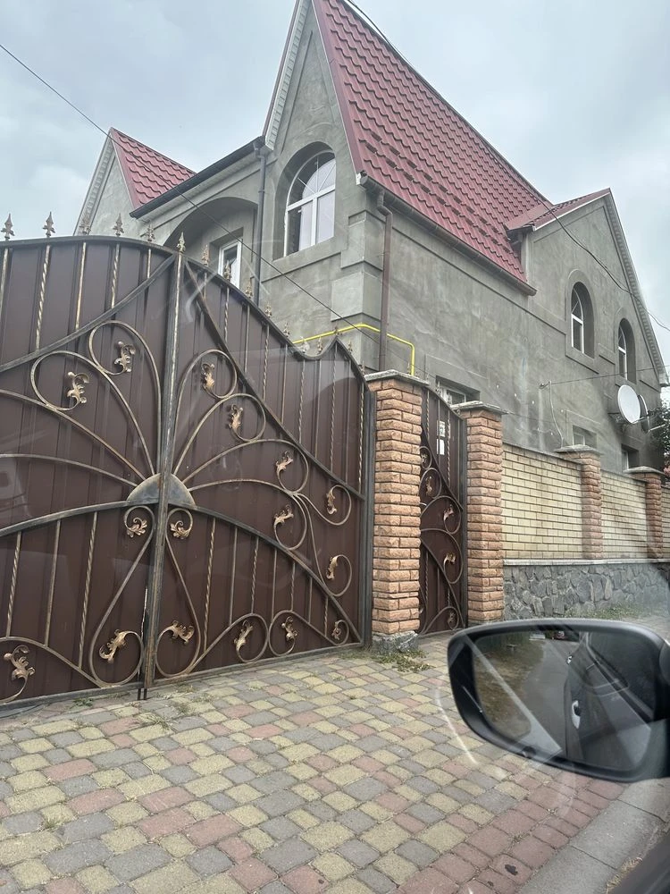 Двоповерховий будинок
